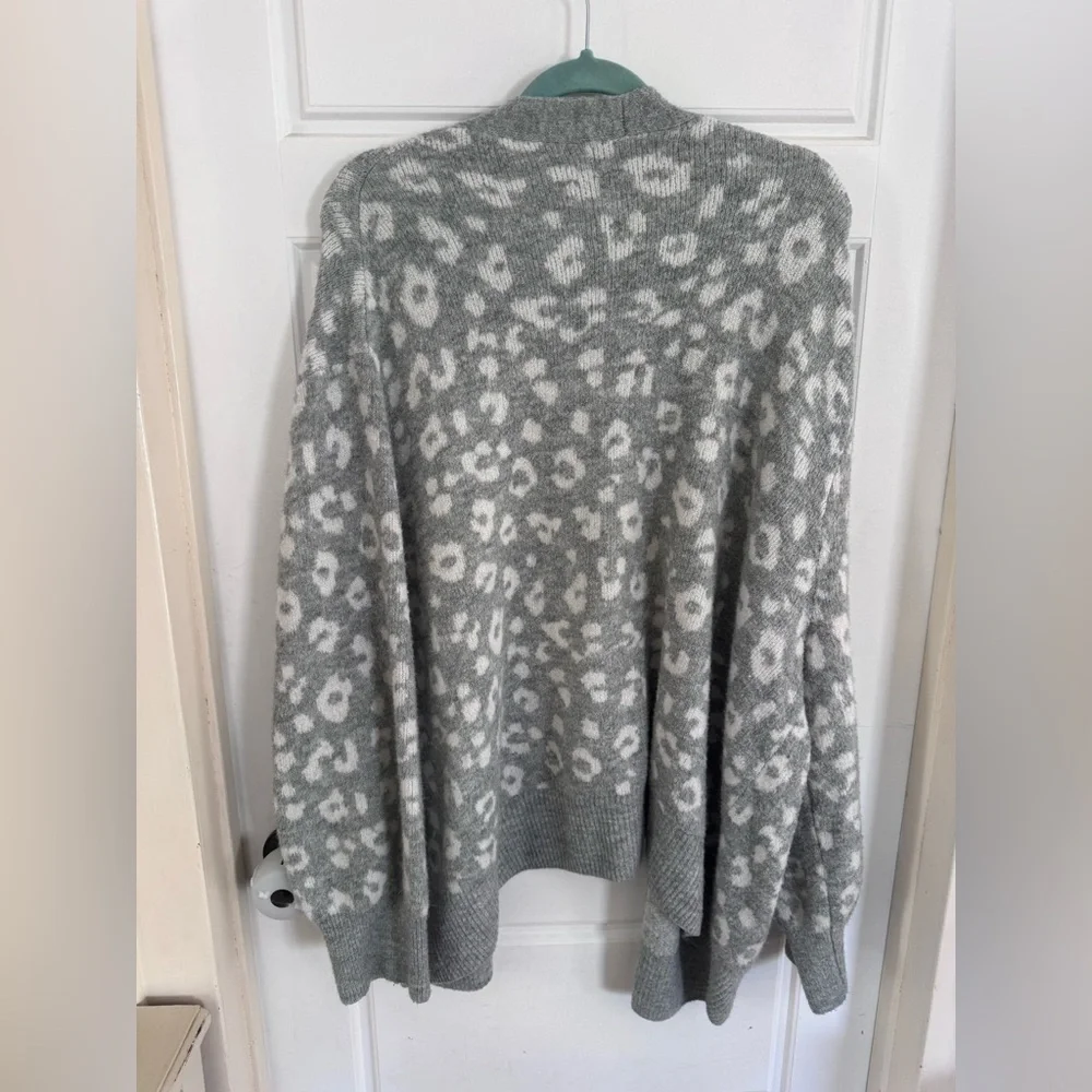 Old Navy Gray and White Leopard Open Cardigan - Picture 3 of 3
